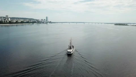 A white ship is moving quickly along the water surface of the river. Stock-Footage 138036090