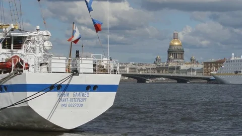 White ship on the Neva river and Isaac's cathedral in the summer Vídeo Stock 79281136