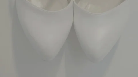 The white  shoes Vidéo 122320248