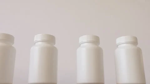 White small bottles on conveyor belt Vídeo Stock 45342581