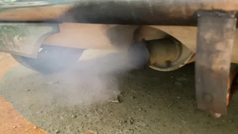 White smoke coming out from engine exhaust pipe Vídeos de archivo 161988181