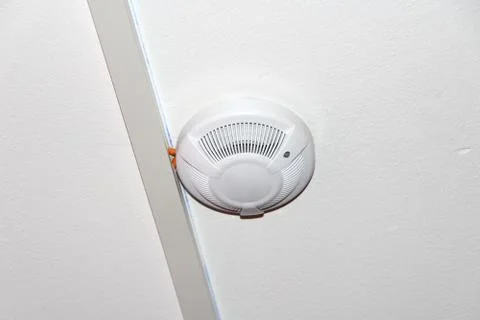 White smoke detector on the ceiling. Fire safety and alarm concept Foto stock
