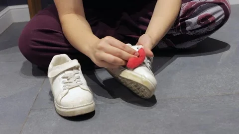 White sneaker cleaning on indoor tiled floor Vídeos de archivo 337955368