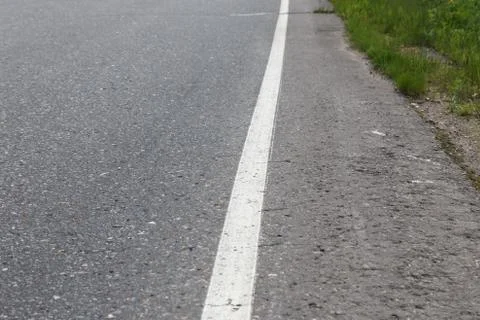 White solid line on the asphalt Stockfoto's