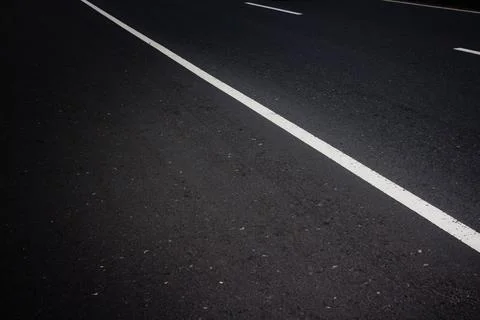 White Solid Line Mark On Empty Road with Dramatic Scene Foto stock