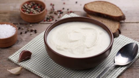 White soup in a plate Vídeo Stock 100896490