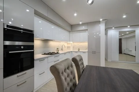 White spacious kitchen interior with dining room table and chairs Foto stock