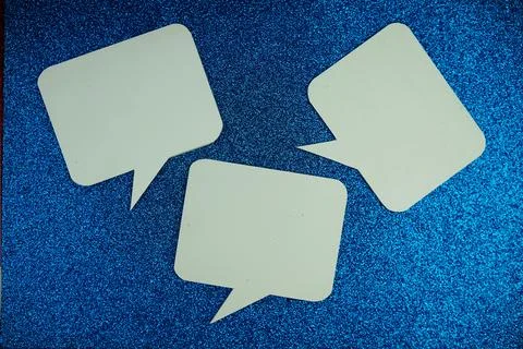 White Speech bubble mockup top view on blue glitter background Foto stock