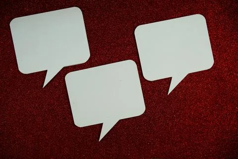 White Speech bubble mockup top view on red glitter background Foto stock