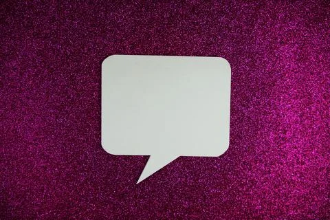 White Speech bubble mockup top view on pink glitter background Foto stock