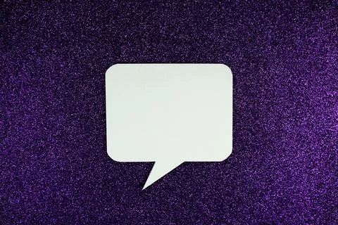 White Speech bubble mockup top view on purple glitter background Foto stock