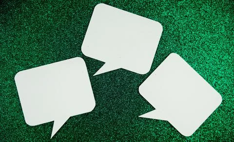 White Speech bubble mockup top view on green glitter background Foto stock