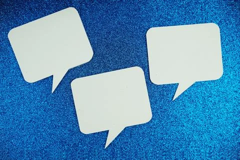 White Speech bubble mockup top view on blue glitter background Foto stock