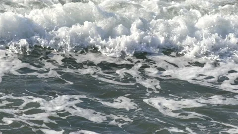 White spray ocean waves in close-up view from a steep coast - top view Vidéo 139251997