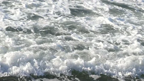 White spray sea waves in close-up view from a steep coast - top view Vidéo 139155075