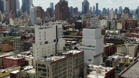 White Stacked Gallery Building on the Bowery Below Midtown Towers Vidéo 114669728