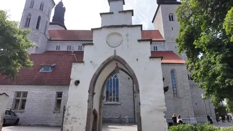White stone cathedral facade multiple towers, pointed arch, Gothic — Visby Video stock 347670976