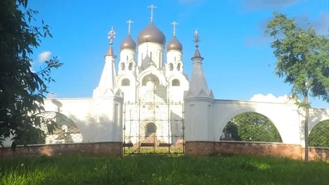 White Stone Temple In Park Timelapse Stockbeeldmateriaal 78019093