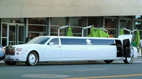 WHITE STRETCH LIMO Video stock 925590