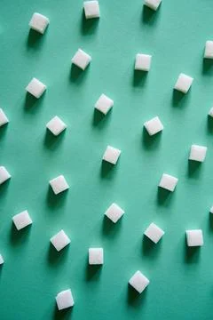 White sugar cubes pattern on green 库存照片