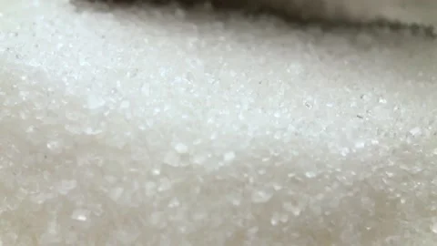 White sugar macro moves with a spoon. 库存影片 130738573