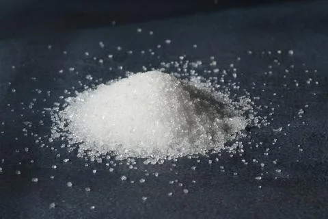 White sugar pile on dark surface Foto stock
