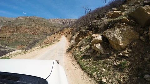 White SUV driving On The Edge Of A Cliff In A Canyon 스톡 동영상 101580053