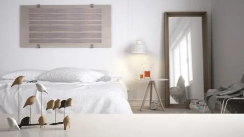 White table top or shelf with minimalistic bird ornament, birdie knick - knac Illustrazione stock