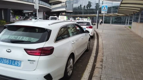 White Taxis in Line at the Arrival Section of the Airport Vídeo Stock 249385384