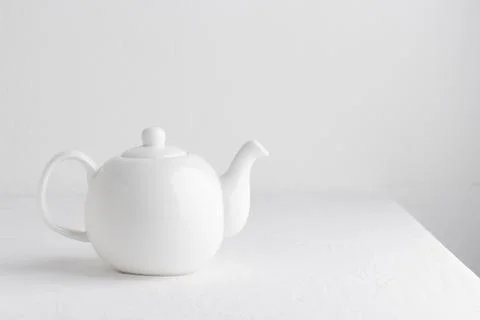 White teapot on a table Foto stock
