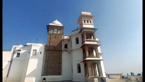 White temple with twin towers under clear blue sky in india showcasing heri.. Видео 316968905