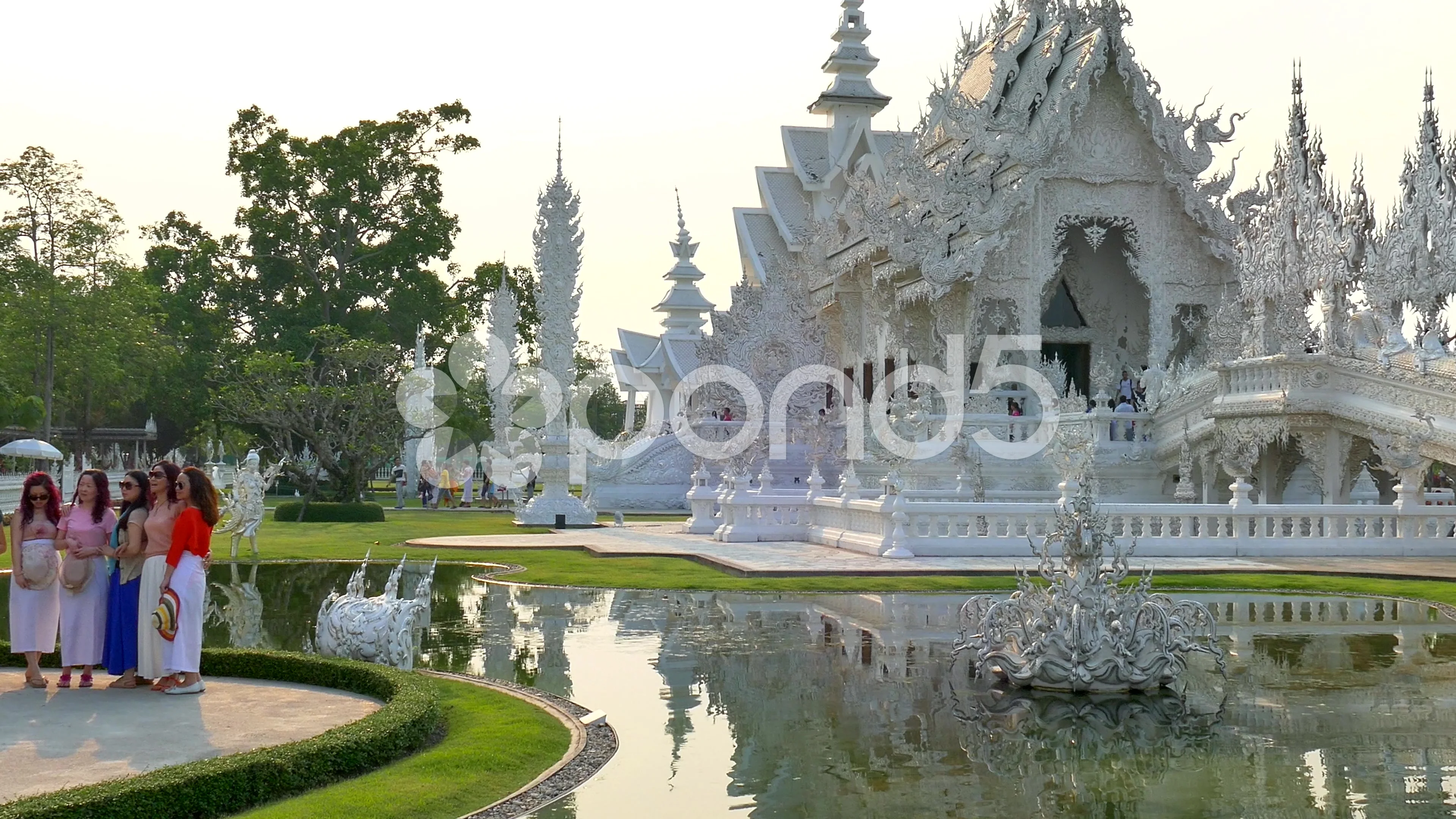Wat Rong Khun Temple, Chiang Rai Province, Thailand бесплатно