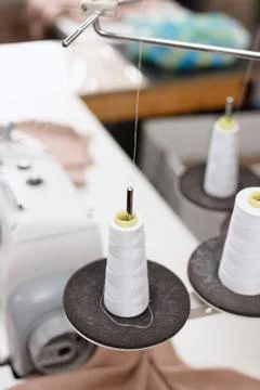 White threads with an overlock typewriter Foto stock