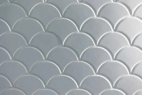 White tile in fish scale, cloud, wave style in toilet wall texture pattern .. Foto stock