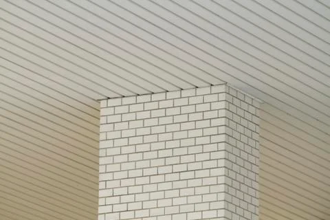 White tiled pattern and white ceiling pattern Stockfoto's