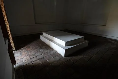 A white tombstone inside an ancient crypt in the old city of Samarkand, Uzbek Fotos de archivo