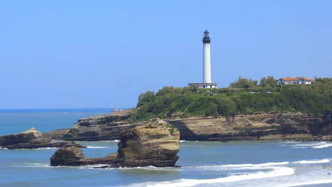 The white tower of the Biarritz Lighthouse and atlantic ocean in France Vídeo Stock 340606527