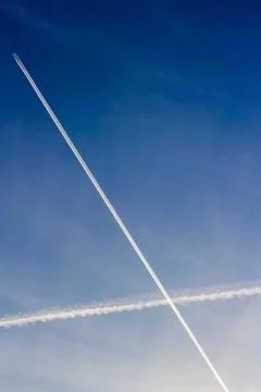 White trails in the sky Stock-Fotos