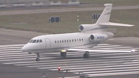 White tri engine business jet dassault falcon 900 blue accent lines taxiing Видео 328183524