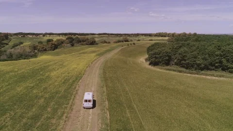 White Van on Dirt Road Vídeo Stock 78081225