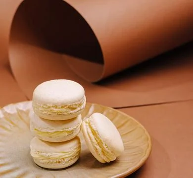 White Vanilla Macarons On Ceramic Plate 스톡 사진