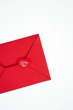 On a white vertical background, a red envelope with a red heart on which Foto stock