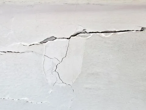 White wall with deep horizontal cracks Stock-Fotos