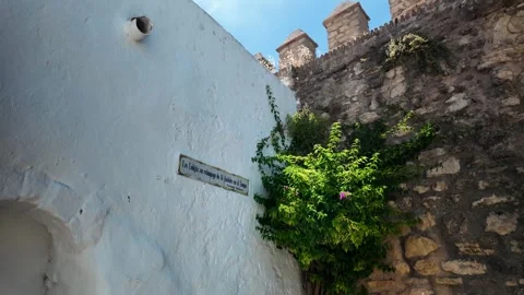 White walls and stone fortifications with green vines, Vejer de la Frontera 스톡 동영상 346283002
