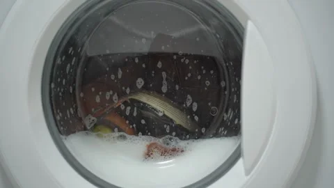 White washing machine washes dirty shoes. Vídeo Stock 332130405