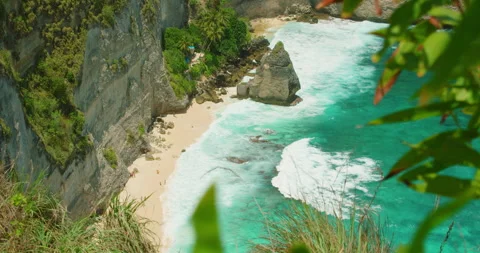 White waves washing over sandy shore of Diamond Beach below high cliffs in Nusa Vídeos de archivo 337617715