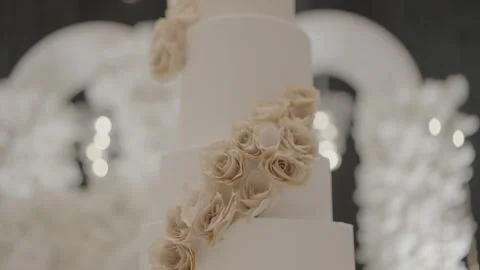 White wedding cake adorned with pink roses Vídeo Stock 331291405