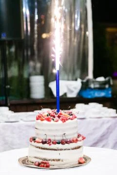 White wedding cake on the table Stockfoto's