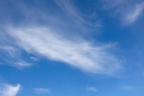 White, whispy clouds in a blue sky. Foto stock