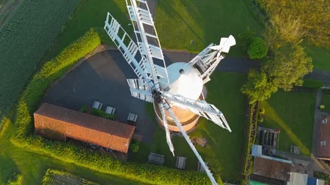 White windmill stands tall in green field Vidéo 342613137